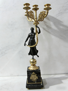 Décoration d'intérieur de luxe, style français antique, sculpture en bronze de la déesse de la victoire/de la chance, chandelier à 5 bras, porte-bougie orné - Product Image 1