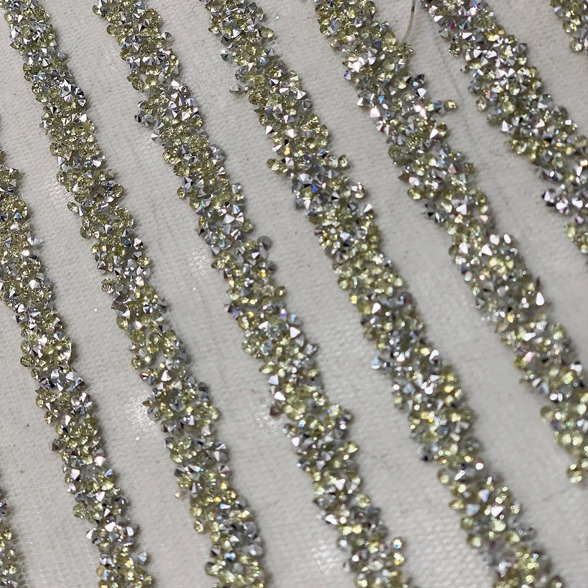 Yeni moda yeşil köpüklü kristal Rhinestone dantel kumaş lüks sentetik elmas yapıştırılmış örgü tül süslemeleri için parti elbise