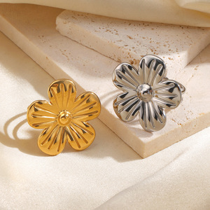 Fashion Stainless Steel Electroplated 18K Gold Flower Ring - Unique Hip-hop Trendy Women's Flower Ring for Wholesale - Product Image 6