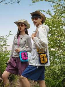 Sac bandoulière de voyage extérieur avec poches pour bouteille d'eau et téléphone portable, sac de sport léger et durable en nylon pour hommes et femmes - Product Image 1