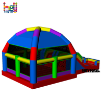 Grand château gonflable commercial arc-en-ciel avec toboggan aquatique intégré pour parcs d'attractions et locations d'événements pour enfants