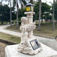 Figurine d'ange à lumière solaire avec motif de statue de pilier romain en polyrésine.