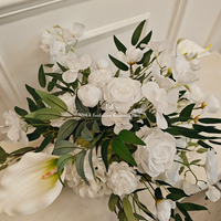 Buket Bunga Buatan 30cm yang Menampilkan Mawar Putih, Calla Lilies, dan Daun Hijau. Sangat cocok untuk pernikahan dan dekorasi rumah.