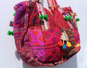 Sac à bandoulière ethnique gitan pour femme, style indien traditionnel du Rajasthan, brodé, avec travail de miroirs Banjara, grande capacité - Product Image 3