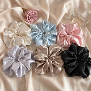 Élastique à cheveux volumineux en satin style décontracté crème pour femme, haut de gamme, style japonais et coréen, accessoires élégants toutes saisons - Product Image 3