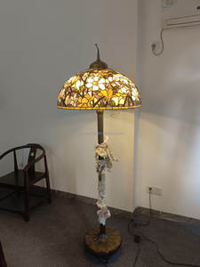 Pantalla de Lámpara Tiffany Europea Hecha a Mano de 28 Pulgadas, Fábrica China, Vidrio Teñido, Base de Cobre, Bombilla LED de Filamento, Color Latón, para Sala de Estar - Product Image 5