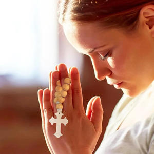 טבילת עץ עם צלב, שקית רשת לבנה וחוטי חרוז עץ לתפילה, מתנה מקלחת תינוק מתנה ראשונה - Product Image 2