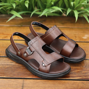 Sandales à lanières en T pour hommes, cuir marron, motif uni, bout ouvert, semelle extérieure en caoutchouc antidérapante, décontractées, pour la plage, logo gravé, fabriquées au Vietnam - Product Image 3