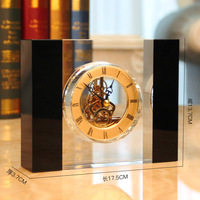 Honneur de cristal belle petite horloge en forme de coeur transparente horloge de bureau de table en cristal