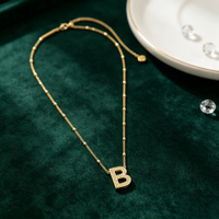 Collier avec pendentif initial en or, simple, 26 lettres, accessoire personnalisé pour les rendez-vous, les fêtes et les tenues quotidiennes