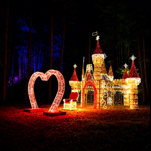 Motif de château de Noël illuminé avec structure LED pour les paysages de festivals en plein air et les parcs à thème - Product Image 1