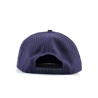 Casquette Snapback imperméable à 7 panneaux avec patch PVC gaufré, découpe laser, perforations et visière plate