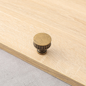 Tirador de bronce antiguo de un solo orificio para gabinete de vino, armario, cajón, puerta, tirador simétrico de zinc para muebles, barras de tracción Matrix - Product Image 6
