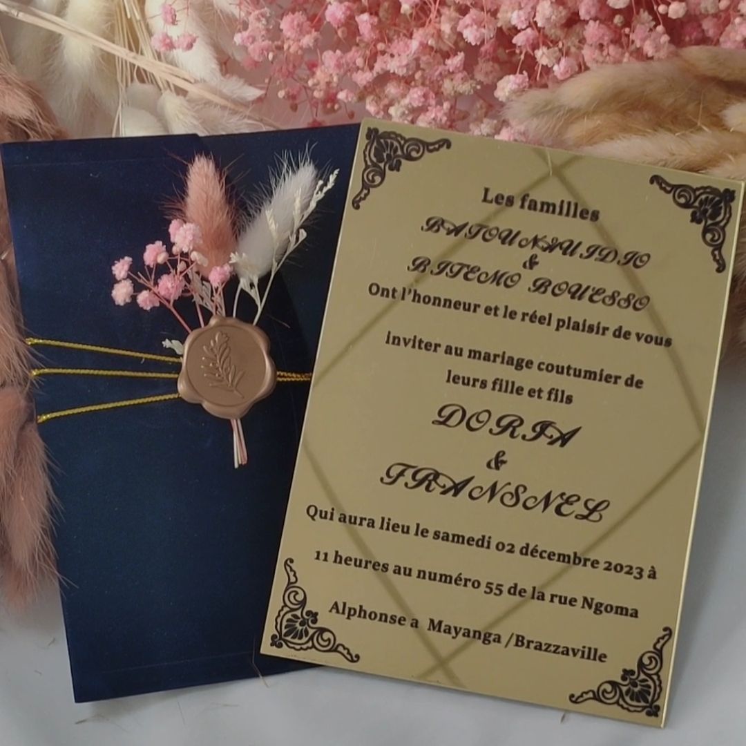 สีฟ้าพร้อมกระจกสีทอง