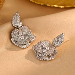 Pendientes de Botón de Alta Gama Estilo Palacio Francés con Microincrustaciones Geométricas de Circonia Dorada para Mujer, Elegantes y de Moda, Industria Pesada - Product Image 6