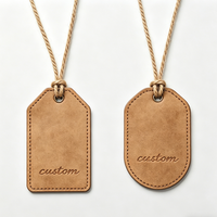Étiquettes suspendues personnalisées en cuir PU avec logo gaufré, multicolores, pour vêtements, avec cordon en coton, fourniture directe d'usine