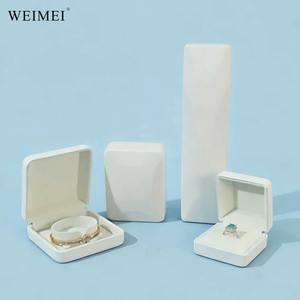 Boîte à bijoux WEIMEI de luxe en cuir PU blanc avec logo personnalisé, vente en gros, pour mariage, fiançailles, bague, collier, pendentif - Product Image 2