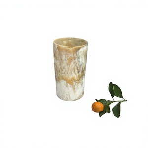 Gobelet en corne moderne, design marbré brun et blanc, matériau écologique et organique, HASAN CRAFT, tasses en corne viking avec couvercles, pour la maison et le bureau - Product Image 1