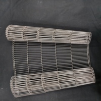 Bande transporteuse en treillis métallique SS304 pour chocolat, structure ouverte pour un refroidissement uniforme, surface antiadhésive facile à nettoyer pour lignes d'enrobage