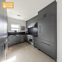 Meubles de cuisine modernes BALOM sur mesure, gris mat, panneaux plats, en forme de L, RTA, avec rangement pleine hauteur pour la maison