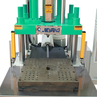 Machine de fabrication de jetons de poker en plastique avec impression de logo personnalisé Machine de moulage par injection verticale de pièces de monnaie jeton de jeu d'étiquettes jeton