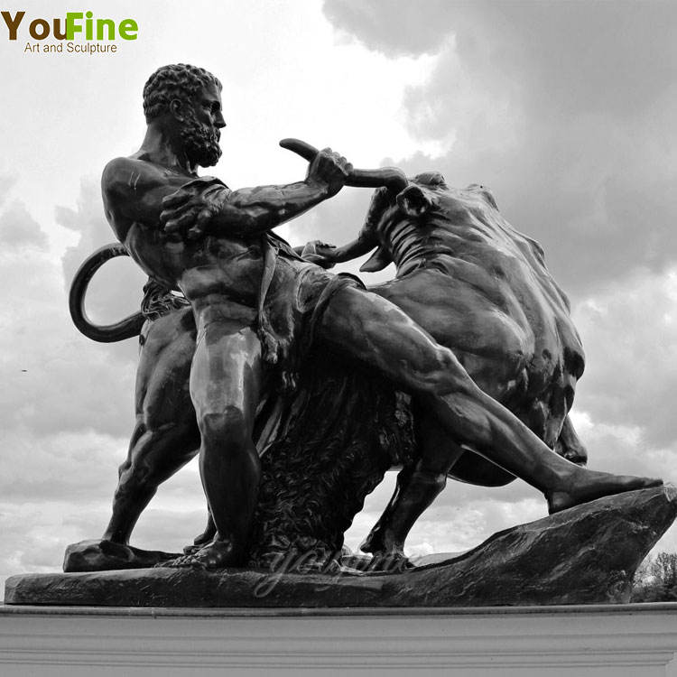 ギリシャ古典美術の有名な彫刻、ヘラクレスと蛇の複製ブロンズ彫刻