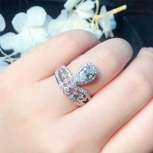 Anello Scintillante con Corona e Pavé per Donne, Elegante Gioiello da Dito alla Moda - Product Image 2