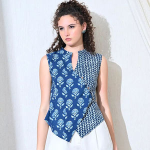 Neelam Gilet court solide à capuche avec bouton intéressant mélangeant charme bohème et esthétique moderne - Product Image 1