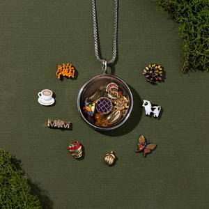 Pendentif de boîte de personnalité rétro de Station indépendante avec conception creuse transparente en cuivre accessoires de géométrie fermée ouvrable bricolage - Product Image 1