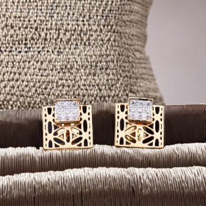 Boucles d'oreilles modernes en or 18 carats avec accents de diamant Design géométrique pour une tenue de fête et quotidienne élégante - Product Image 1