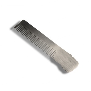 Peigne en métal de haute qualité, design spécial, logo débossé, fourni directement par l'usine - Product Image 4