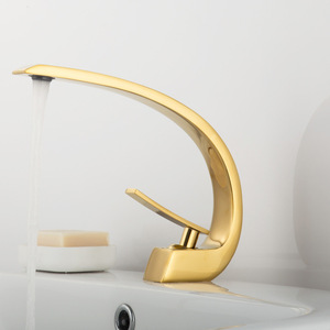 Robinet de salle de bain moderne, minimaliste et créatif <span class=keywords><strong>Mitigeur</strong></span> de <span class=keywords><strong>lavabo</strong></span> en cuivre plaqué or <span class=keywords><strong>Mitigeur</strong></span> de robinet de salle de bain monté sur le pont - Product Image 3