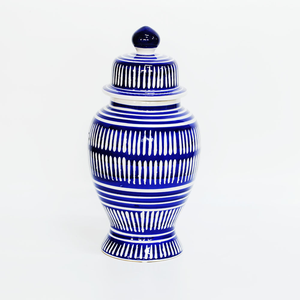 Jarrón de Almacenamiento de Porcelana de Estilo Antiguo con Patrones Azules Pintados a Mano para la Creación de Elegantes Colecciones de Interiores - Product Image 1