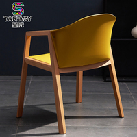 Chaise de salle à manger moderne en plastique PP avec accoudoirs en bois massif, chaise de salon, chaise de restaurant Golden Award
