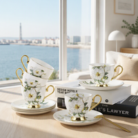 Ensemble de tasses à thé et soucoupes en porcelaine fine à bord doré, motif floral blanc, tasse à café avec poignée dorée, vaisselle pour cadeau de mariage