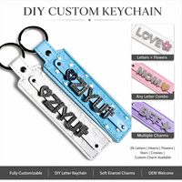 Porte-clés en cuir PU bricolage Offres Spéciales avec breloques en métal en alliage de zinc lettres et fleurs en émail doux Logo personnalisé