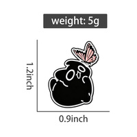 Broches en émail de chats noirs chassant des papillons, chat amusant et joyeux, broche pour vêtements, badge de revers, bijoux, cadeau en gros