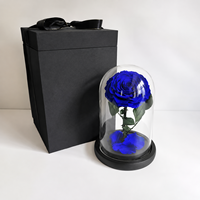 Roses éternelles artisanales préservées pour la Saint-Valentin, éternelles dans un dôme en verre avec LED