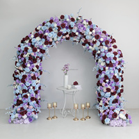 Ensemble d'arche florale bleu poussière, violet et lavande avec arrangement de fleurs en soie pour la décoration de la scène de cérémonie de mariage