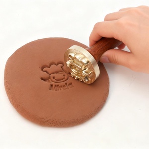 Gravure personnalisée de logo en lettres combinées en cuivre et laiton, tampon en argile pour marque commerciale - Product Image 6