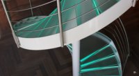 Escalier en colimaçon en verre artistique texturé haut de gamme ; les designs et les matériaux peuvent être personnalisés.
