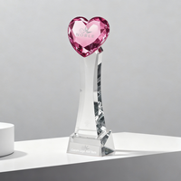 Trophées en cristal élégants avec des sommets en forme de cœur et de diamant, collection de design noble