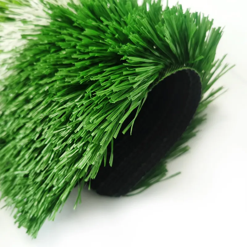 Искусственный газон зеленого цвета