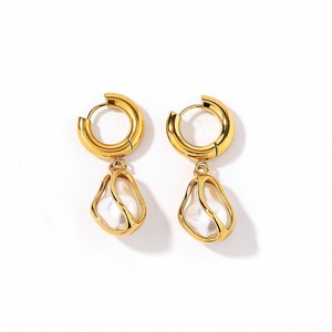 ต่างหูสแตนเลสทรงหยดน้ำประดับมุกเทียม ดีไซน์เรขาคณิต ชุบทอง 18k สำหรับผู้หญิง สวมใส่ได้ทุกวัน - Product Image 5