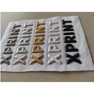 ป้าย TPU แบบนูน 3 มิติ พิมพ์ลายสีทองเมทัลลิก ป้ายติดเสื้อผ้าแบบรีดติด โลโก้ส่วนตัวสำหรับกีฬา ซิลิโคนถ่ายเทความร้อนสำหรับเสื้อผ้า - Product Image 1