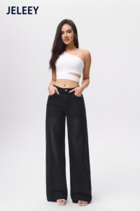 Jeans scuri, larghi e a gamba dritta: pantaloni resistenti ed eleganti. - Product Image 5