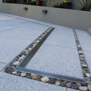 Piastre Lineari e di Protezione Personalizzate in Acciaio Inox 304/316 per Canali di Drenaggio Esterni di Hotel e Bagni con Coperture a Griglia - Product Image 4