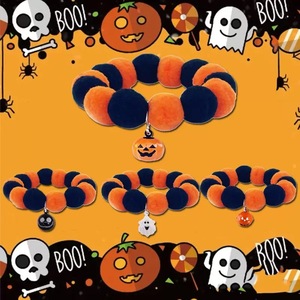 Collar de Halloween para Mascotas, Bufanda Elástica con Pompones para Perros y Gatos, Decoración de Calabaza de Dibujos Animados, Tamaño Pequeño y Mediano - Product Image 1
