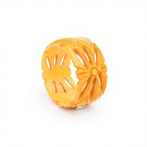 Bracelet jonc fantaisie vintage en résine acrylique jaune sculptée, motif floral, bijoux unisexe, joncs en résine, design large et élégant pour femme - Product Image 1