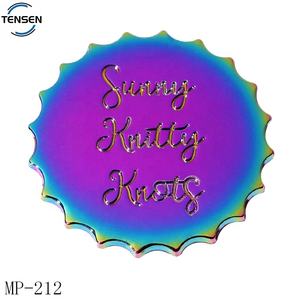 Bolsos fabricados por el fabricante Placa de nombre de marca Emblemas metálicos en relieve con letras doradas personalizadas para sombreros - Product Image 6